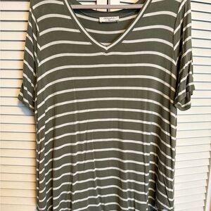 Zenana Outfitters Green and White Oversized Short Sleeve Tee